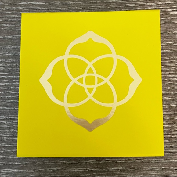 Kendra Scott Gift Box & Bow - Picture 4 of 5